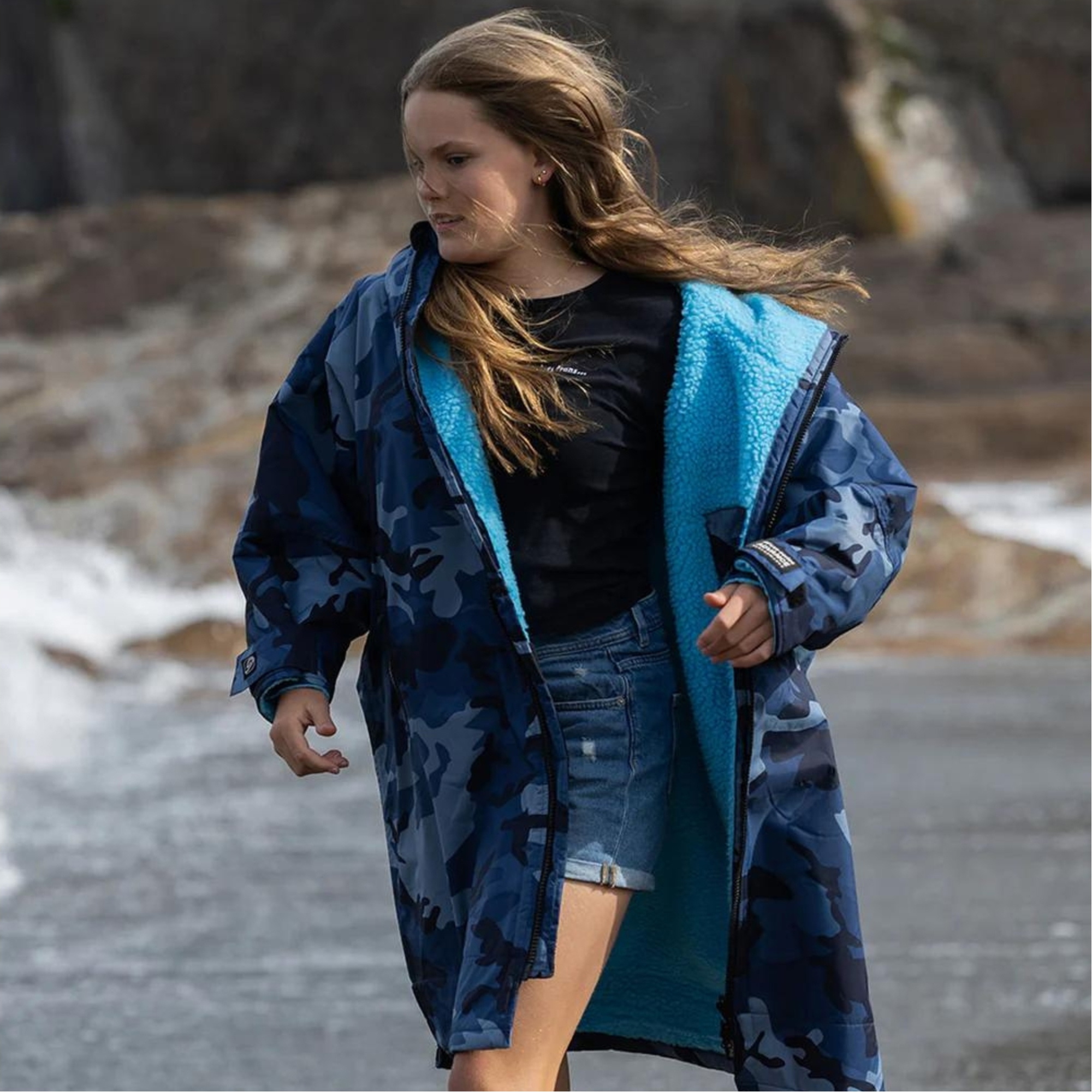 2026 Dryrobe Junior Advance Langærmet Omklædningskåbe V3KSLSDA - Blue / Camo